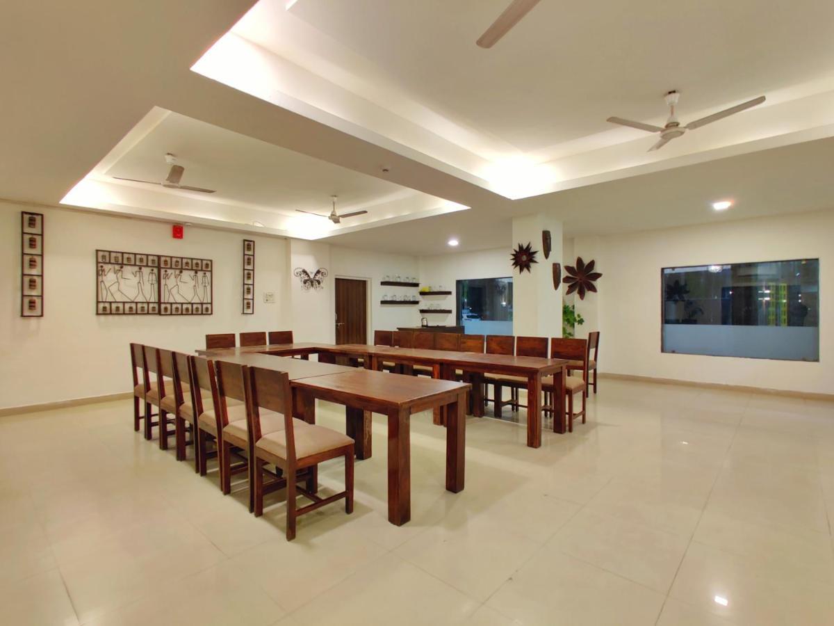 Golden Chariot Hotel Daman Ngoại thất bức ảnh