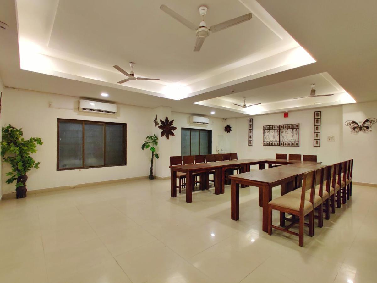Golden Chariot Hotel Daman Ngoại thất bức ảnh