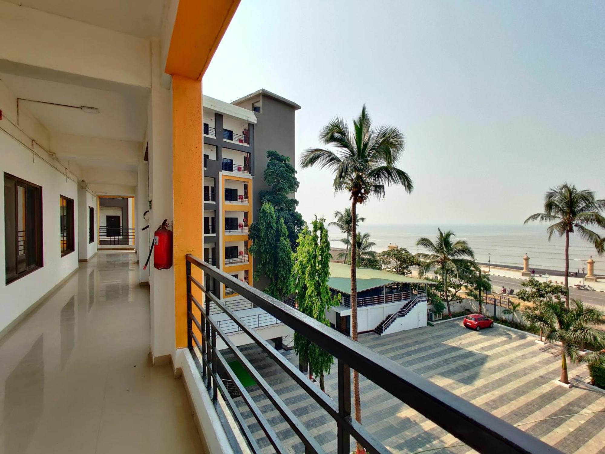 Golden Chariot Hotel Daman Ngoại thất bức ảnh