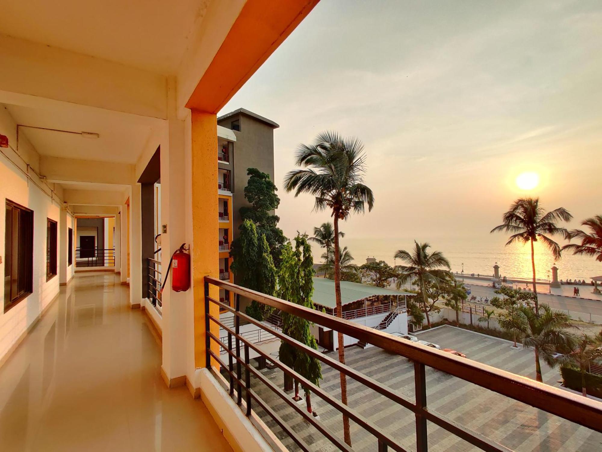 Golden Chariot Hotel Daman Ngoại thất bức ảnh