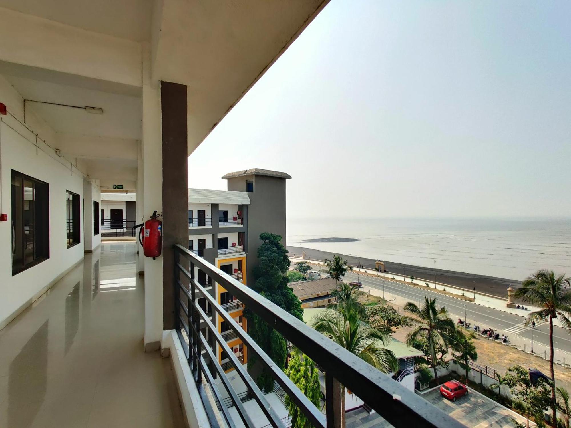 Golden Chariot Hotel Daman Ngoại thất bức ảnh