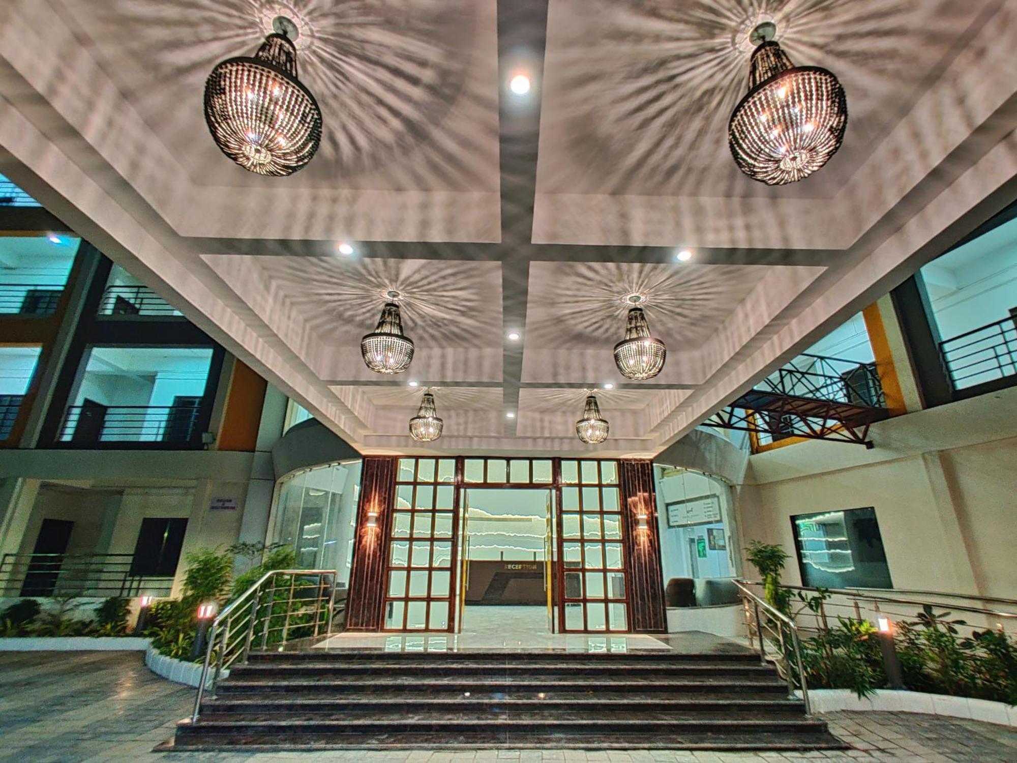 Golden Chariot Hotel Daman Ngoại thất bức ảnh